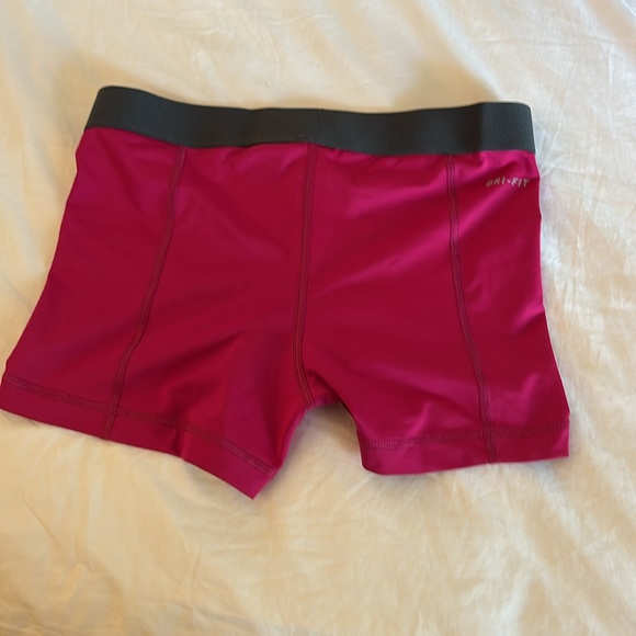 Women’s pink Nike pros shorts. - Picture 2 of 2